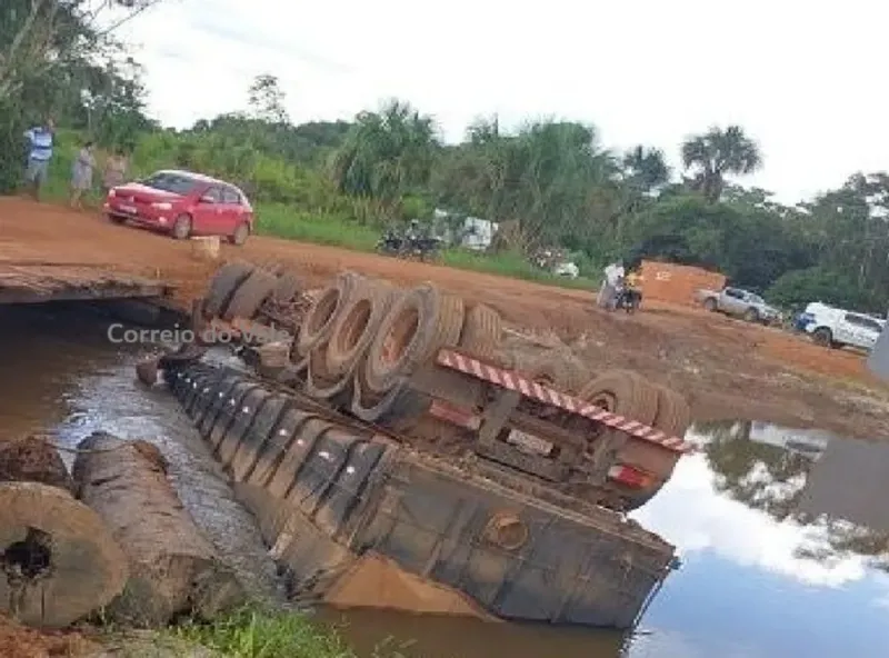 Carreta carregada de soja despenca em rio na zona rural de São Miguel do Guaporé